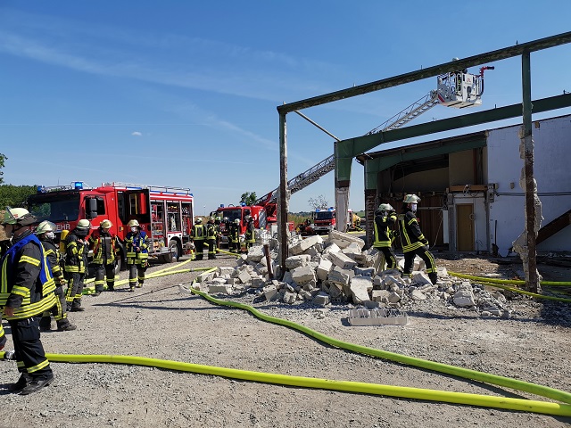 Dachstuhlbrand an einem Gewerbebetrieb ohne Menschenleben in Gefahr!